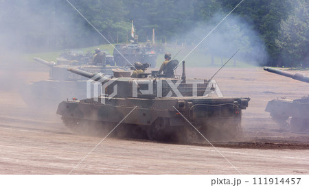 走行する陸上自衛隊90式戦車 111914457