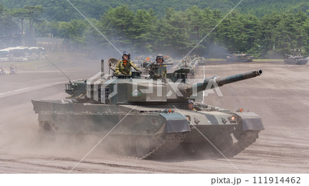 観閲行進する陸上自衛隊90式戦車 111914462