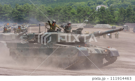 観閲行進する陸上自衛隊90式戦車 111914463