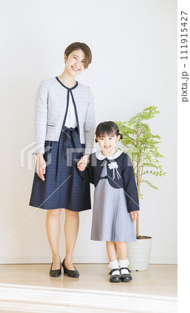 卒園式・入学式のファッションの家族全身 卒園式・入学式のファッションの家族全身 111915427
