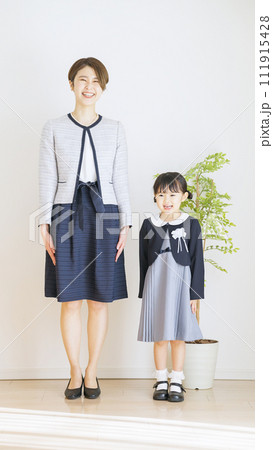 卒園式・入学式のファッションの家族全身 卒園式・入学式のファッションの家族全身 111915428