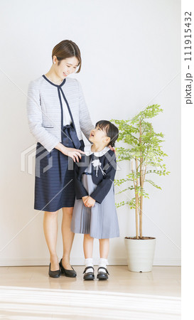 卒園式・入学式のファッションの家族全身 卒園式・入学式のファッションの家族全身 111915432