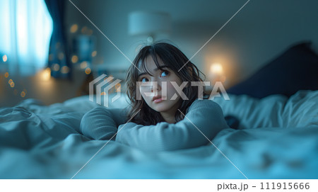 眠れない女性 111915666