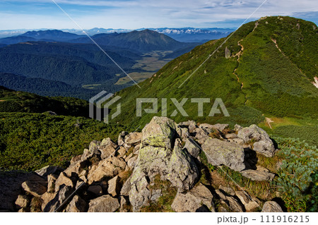 燧ヶ岳・俎嵓から見る柴安嵓と尾瀬ヶ原・至仏山・上州武尊山 111916215