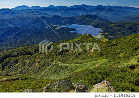 燧ヶ岳・俎嵓から見る尾瀬沼と日光の山並み 111916218