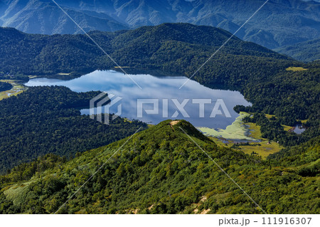 燧ヶ岳・俎嵓から見る尾瀬沼とミノブチ岳 111916307
