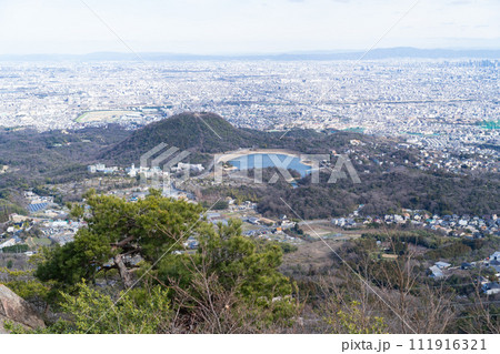 観音山のパノラマコースから見た甲山と北山貯水池(六甲山地) 観音山のパノラマコースから見た甲山と北山貯水池(六甲山地) 111916321