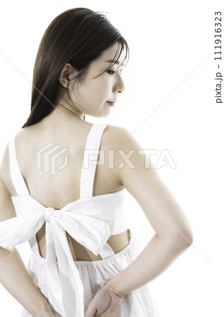 ノースリーブの女性の後姿 111916323