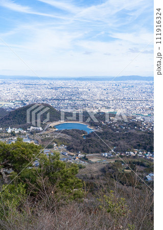 観音山のパノラマコースから見た甲山と北山貯水池（六甲山地） 111916324