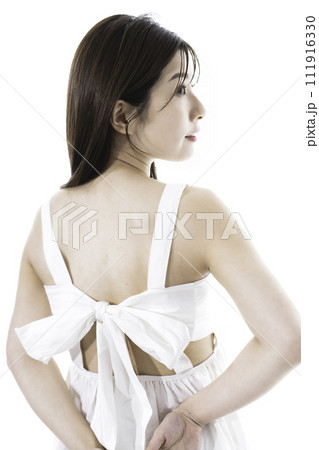 ノースリーブの女性の後姿 111916330