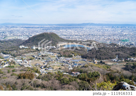 観音山のパノラマコースから見た甲山と北山貯水池（六甲山地） 111916331
