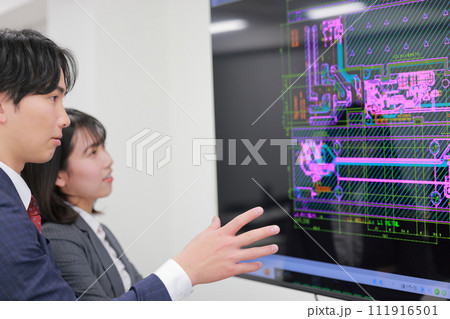 CAD画面を見て懸念点を話すエンジニア男性_1 111916501