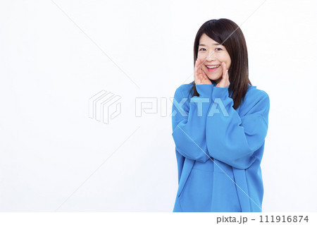 呼びかけている40代の女性 111916874