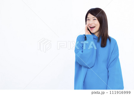 笑顔で叫んでいる40代の女性 111916999