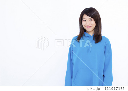 青いパーカーを着た笑顔の女性 111917175