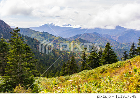 群馬と長野の県境　秋の渋峠 111917349