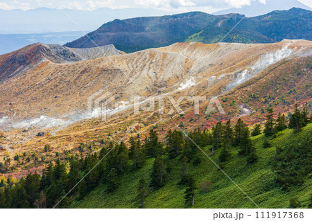 群馬と長野の県境　秋の渋峠から草津白根山を望む 111917368