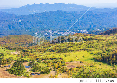 群馬と長野の県境 秋の渋峠から芳ヶ平湿地群を望む 群馬と長野の県境 秋の渋峠から芳ヶ平湿地群を望む 111917369