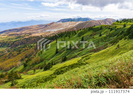 群馬と長野の県境 秋の渋峠から草津白根山を望む 群馬と長野の県境 秋の渋峠から草津白根山を望む 111917374