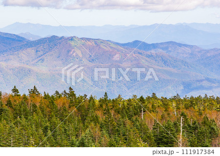 群馬と長野の県境　秋の渋峠 111917384