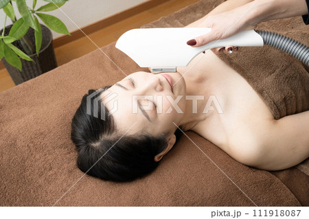 脱毛の施術を受ける女性 脱毛の施術を受ける女性 111918087