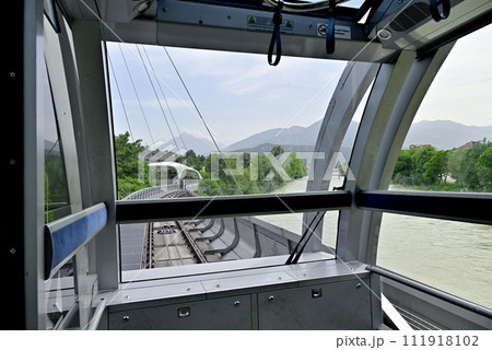 イン川を渡るインスブルックのケーブルカー「フンガーブルクバーン」 111918102