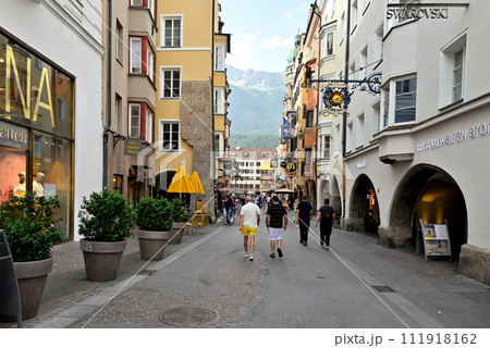 スワロフスキー本店前通りからの黄金の小屋根とノルトケッテ連峰 111918162