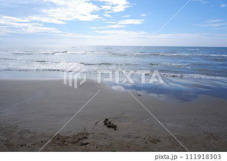 海に反射する空 111918303