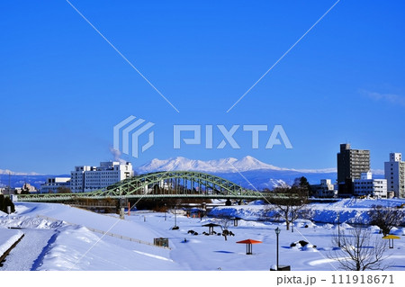 北海道旭川市 旭橋と大雪山連峰を望む風景 北海道旭川市 旭橋と大雪山連峰を望む風景 111918671