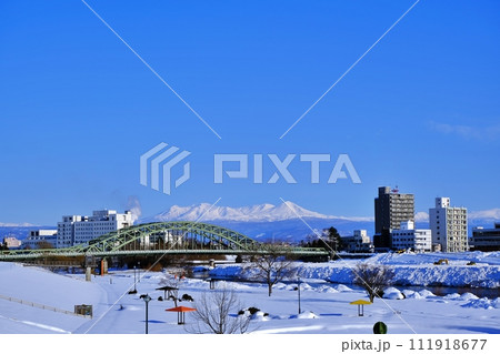 北海道旭川市 旭橋と大雪山連峰を望む風景 111918677