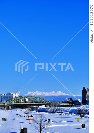 北海道旭川市 旭橋と大雪山連峰を望む風景 北海道旭川市 旭橋と大雪山連峰を望む風景 111918679