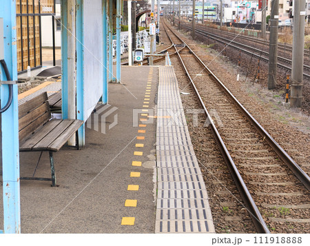 古い無人駅のホーム・福島交通飯坂線 美術館図書館前駅 古い無人駅のホーム・福島交通飯坂線 美術館図書館前駅 111918888