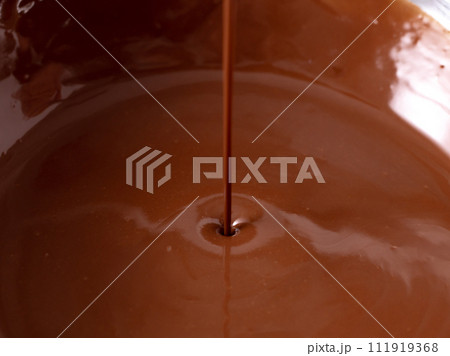 チョコレート　湯煎　溶ける 111919368