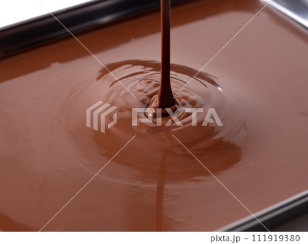 チョコレート　湯煎　溶ける 111919380