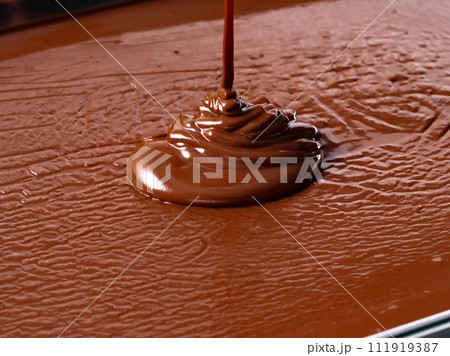チョコレート　湯煎　溶ける 111919387