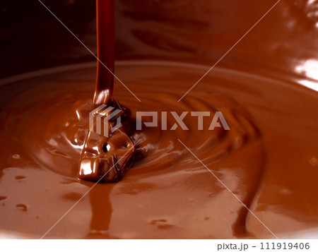 チョコレート　湯煎　溶ける 111919406
