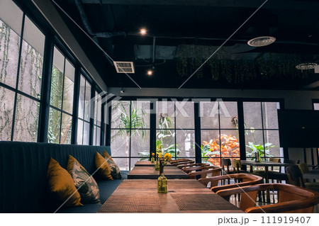 大きな窓が並んでいる休日のカフェ 大きな窓が並んでいる休日のカフェ 111919407