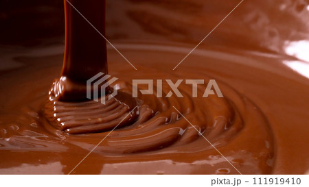 チョコレート　湯煎　溶ける 111919410