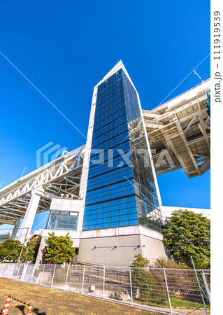 日本の横浜都市景観 横浜ベイブリッジのスカイウォークへとつながるスカイタワーなどを望む 111919539