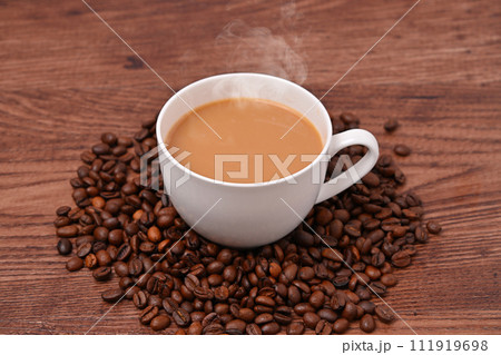 注意）湯気は合成です。カフェオレ。コーヒー。コーヒー豆、珈琲豆、coffee豆、ロースト。 111919698
