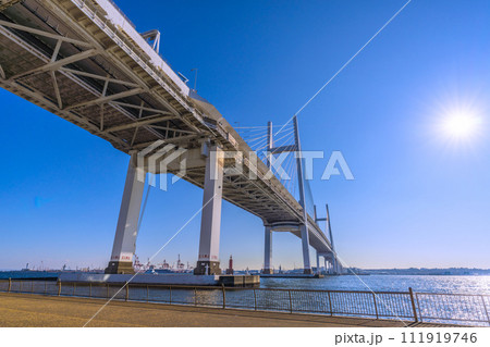 日本の横浜都市景観 大黒ふ頭から横浜ベイブリッジのスカイウォークや展望ラウンジなどを望む 日本の横浜都市景観 大黒ふ頭から横浜ベイブリッジのスカイウォークや展望ラウンジなどを望む 111919746