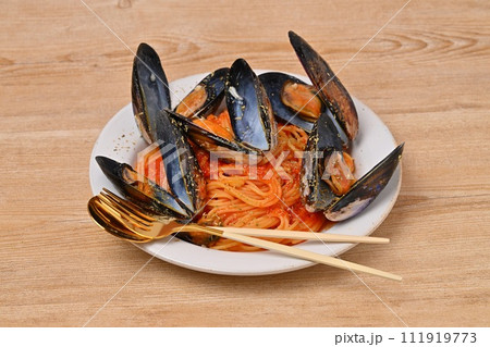 ムール貝のトマトパスタ、イタリアンパスタ、貝料理、スパゲッティ。 111919773