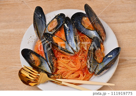ムール貝のトマトパスタ、イタリアンパスタ、貝料理、スパゲッティ。 111919775
