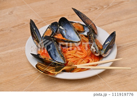 ムール貝のトマトパスタ、イタリアンパスタ、貝料理、スパゲッティ。 111919776