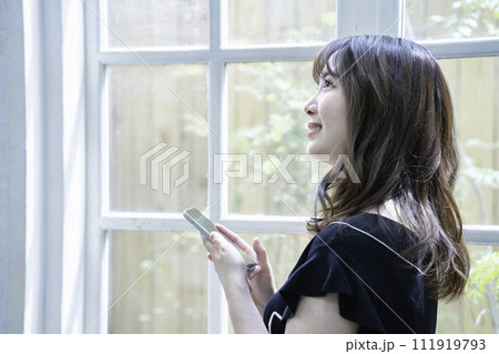 スマホを使う若い女性 スマホを使う若い女性 111919793