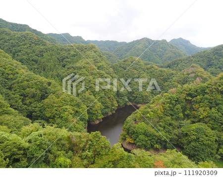 竜神大吊橋からの山の風景 茨城県常陸太田市 竜神大吊橋からの山の風景 茨城県常陸太田市 111920309