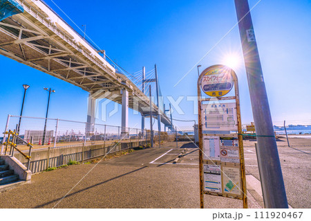 日本の横浜都市景観「スカイウォーク前」から横浜ベイブリッジやスカイラウンジ、駐車場などを望む 111920467