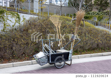 リヤカーと掃除道具 111920614