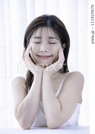 タンクトップの若い女性　ビューティーイメージ 111920670