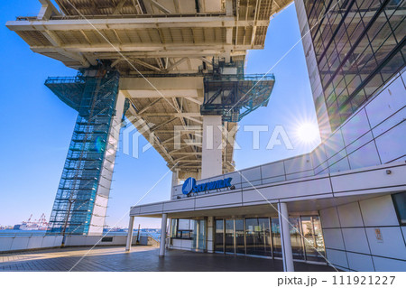 日本の横浜都市景観 横浜ベイブリッジのスカイウォークへとつながるスカイタワー出入口などを望む 111921227